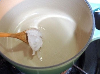 step2: 2.起鍋，加入一匙的椰子油，開小火。