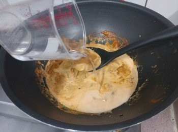 step5: 加入水份煮至滾起；下切開的泰國茄子