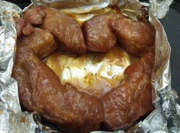 step6: 將之前的醬汁加入三湯匙蜜糖攪混,將錫紙收窄形成一個焗盆,再將蜜糖醬汁全部掃上豬柳,調高焗爐温度210度焗25分鐘,到最後10分鐘攞出,將豬柳掃上蜜糖(蜜糖多少自己喜歡),掃蜜糖其間可以將豬柳底面倒轉焗。