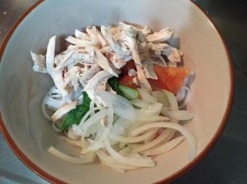 step10: 所有<span class="group_1">食材</span>放進大碗裡, 淋上醬汁後拌勻即可