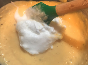 step5: 蛋白分幾次加入吉士醬，要輕力搞混。