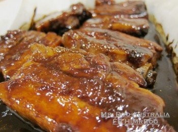 step2: 點搞呢:
將所有醃料撈埋一齊, 醃1-2小時, 放入焗爐180C焗2小時, 期間反佢一次個頂會無咁易烤乾/燶, 唔反都得既, 唔好俾佢燶就可以。
(你個焗爐無得較溫度? 你今次執到喇, 呢個餸無所謂的~)