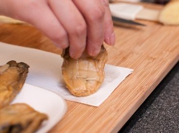 step2: 將生曬蠔略為沖水，用廚紙印乾水份，備用。