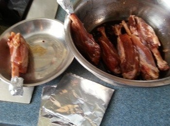 step2: 當要入爐時用錫紙將骨部份包起