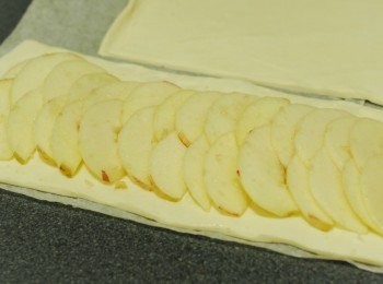 step2: 將酥皮切割成長形，把蘋果片排在上面