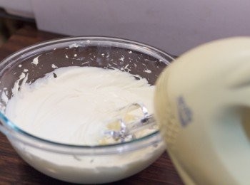 step14: <span class="group_2">芝士餡</span>忌廉芝士放到室溫，放入大碗用電動打蛋器中速打散，加入糖用中高速打數分鐘至幼滑狀及糖溶化，打蛋器刮到碗底不會有刮到沙的聲音即可。之後加入所有其他<span class="group_2">芝士餡</span>材料用中速打至混合