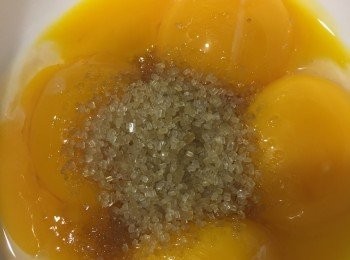 step1: 先將蛋黃加入20克砂糖。