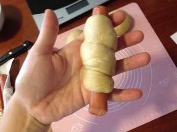 step6: 把麵團包住腸仔, 進行第二次發酵, 大約1小時