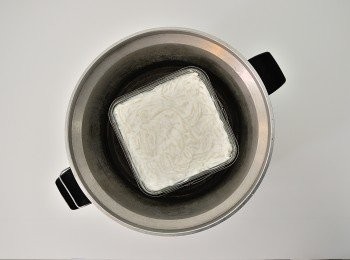 step10: 將蘿蔔糕米漿放入電鍋裡,外鍋放2米杯的水開始蒸煮。或用蒸爐/蒸鍋以大火蒸45-50分鐘(蒸煮時間請依份量的多寡做調整)。