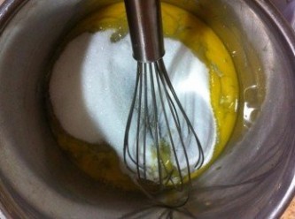 step2: 蛋加入白砂糖80g攪拌均勻。