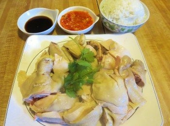 step7: 甜醬油制作
材料：老抽50克，水30克，冰糖20克
做法：先用水将冰糖煮溶，再倒入黑酱油煮开即可。(三种材料不可同时一起煮，一定要分先后。)