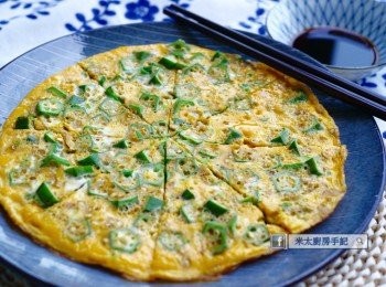 step4: 用刀切開蛋餅配<span class="group_2">沾汁</span>食用！