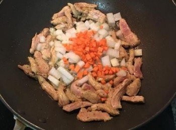 step3: 入洋蔥和紅蘿蔔丁拌炒。