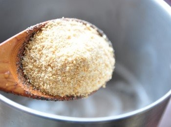 step1: 備滾水，放入芝麻粉滾煮，注意火侯勿大，以免燒焦反苦，再加入適量的花生粉滾煮至濃稠，並加入冰糖調整甜度