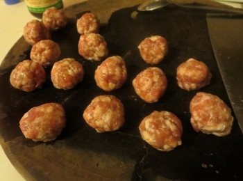 step1: 把肉碎泥和调<span class="group_2">腌料</span>加在一起搅拌抓至有粘弹性放进冰箱冷1小時。
要炸時加入食油与冰水再搅抓均匀，然后用铁汤匙挖成小粒状或你喜欢的形状