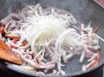 step4: 再將嫩薑絲下鍋拌炒