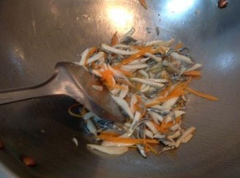 step1: 爆香薑絲、蒜末＞小魚干＞杏鮑菇＞紅籮蔔