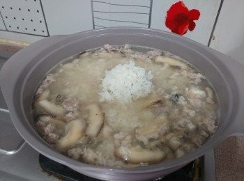 step6: 下白飯攪勻，試味後便完成（可按個人口味加少許鹽調味）
    最後灑上及蔥花芫茜碎便可進食。
**灑上胡椒粉伴食味道更佳。