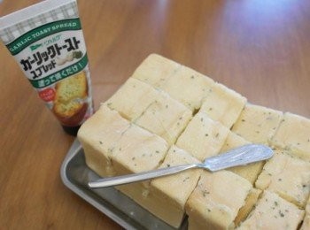 step6: 把蒜香奶油醬塗在厚片上~切開的裡面也要塗喔^^