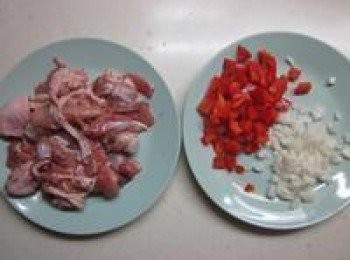 step1: 雞腿肉用蒜味胡椒塩及米酒醃一下.米洗淨,甜椒切丁.洋蔥切末備用