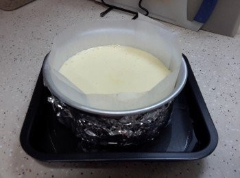 step9: 將面糊倒入活動模內，焗盆底部注入
2／3水份，以水浴法蒸焗旦糕。