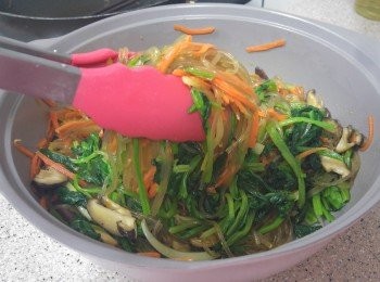 step8: 與所有配菜撈勻, 灑上少許芝麻便完成