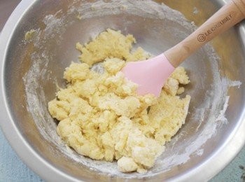 step3: 倒入過篩的低筋麵粉及鹽一塊拌勻成麵糰。