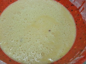 step7: 將放涼後的紅棗糖水逐少加入木薯粉中。