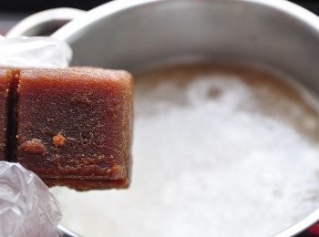 step5: 可以準備濃縮冬瓜露與水調和或是以冬瓜磚與水加熱，並放入冬瓜泥一起滾煮