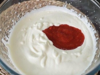 step5: 將魚膠粉溶液及草莓果蓉倒入淡忌廉內，輕力拌勻