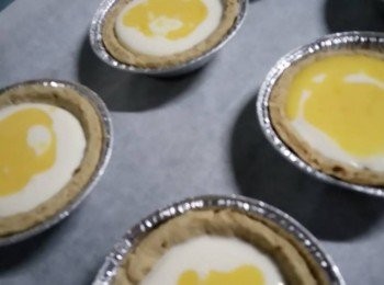 step12: 裝飾用的蛋黃打散，舀少許在乳酪糊上，稍微晃動讓蛋黃液散開