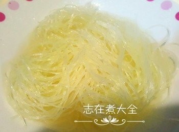 step4: 粉絲剪短鋪碟底加入清雞湯