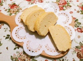 step7: 【細嚼品嚐】用整塊豆腐製成的蛋糕非常綿密、紮實，冰過後更加濕潤順口。意外地吃起來有蜂蜜蛋糕的味道，我和妹妹都覺得很神奇呢！