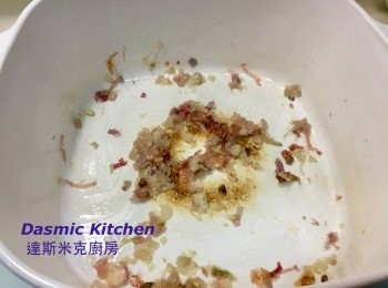step2: 1/2大匙油倒入煮鍋中， 以小火將紅蔥頭炒至略微金黃色（家裡有油蔥酥者，可省略此步驟！）