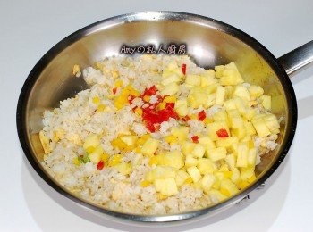 step5: 加入彩色甜椒及鳳梨丁一起翻炒,在鍋子邊緣加入少許的醬油炒香,再加入適量的鹽及黑胡椒粉調味,起鍋前加入蔥花及蝦仁翻炒一下即可