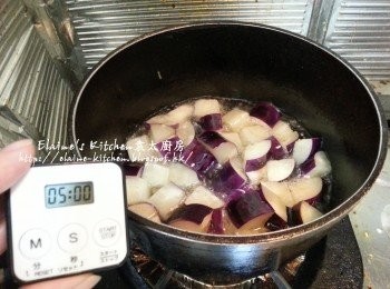 step3: 細煲內加入油燒熱 , 放入茄子用慢火慢慢炸至微軟身(約5分鐘)
