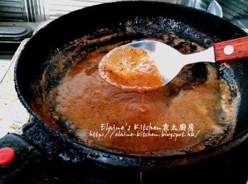 step6: 鑊加入黃糖 , 玉桂粉 , 鹽及牛奶拌勻 , 用慢火慢慢煮至糖溶成焦糖