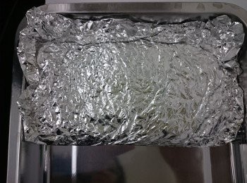 step4: 用錫紙包起已拌好的即食糙米，並按壓成片裝。