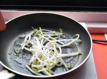step5: 另外運用剩下的油把洗淨的豆芽菜稍微拌炒