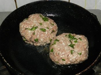 step4: <span class="group_2">漢堡</span>肉入鍋煎熟