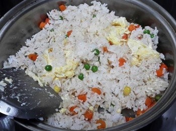 step2: 熱鑊下油，炒蛋及飯，可加點雜菜，然後放入烤盤內