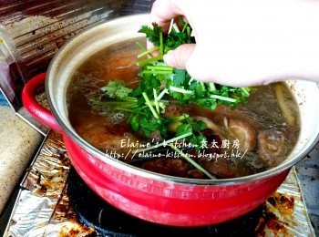 step8: 45分鐘後再加入冬菇 , 芫茜段拌勻 , 再蓋上蓋煲1小時