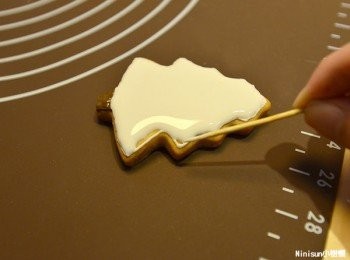 step7: 用小湯匙取適量軟質糖霜做大面積打底,可用手輕晃餅乾,或用牙籤輔推液體均勻流動 接著就可以自己畫上喜歡的圖