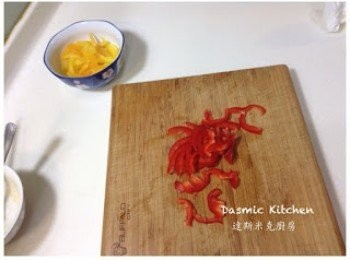 step8: 紅、黃甜椒洗淨，切細條備用