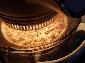 step4: 光波爐用高架,預熱160度,將合桃肉波8分鐘取出灘凍