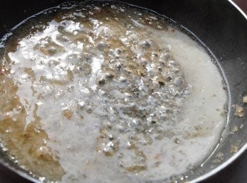 step5: 再放入玉米水粉入鍋滾煮，稍微攪拌滾煮均勻受熱