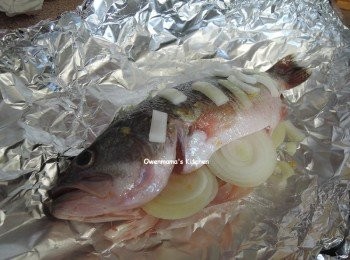 step2: 鱸魚兩面和肚內掃上汁料，多餘的汁留用。