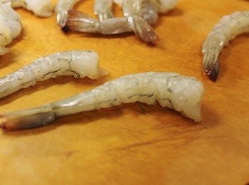 step2: 在鮮蝦的肚子部份輕輕切兩小刀, 以防餃子在蒸煮時蝦子收縮捲曲。