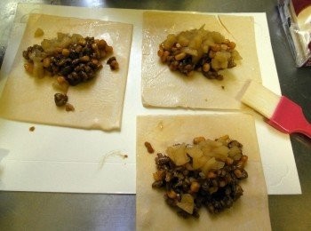 step5: 將奶油塗在酥皮上，放上炒好的咖哩絞肉、肉桂<span class="group_2">蜜蘋果</span>(水要瀝乾)起司片。