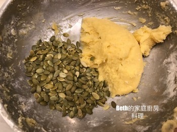 step3: 再分3-4次加入過篩後的低筋麵粉拌勻，並分成2份，1份加入南瓜籽拌勻